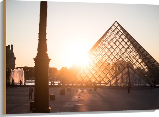 Hout - Zonnestralen over het Plein van het Louvre in Parijs - 100x75 cm - 9 mm dik - Foto op Hout (Met Ophangsysteem)