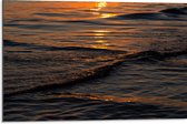 Dibond - Zonnestralen op het Wateroppervlak bij Golvende Golven - 75x50 cm Foto op Aluminium (Met Ophangsysteem)