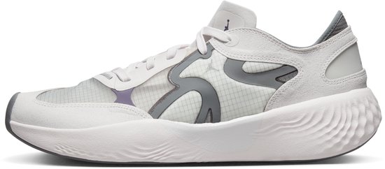 Linker witte lage Jordan sneaker met grijze en paarse accenten, mesh details.