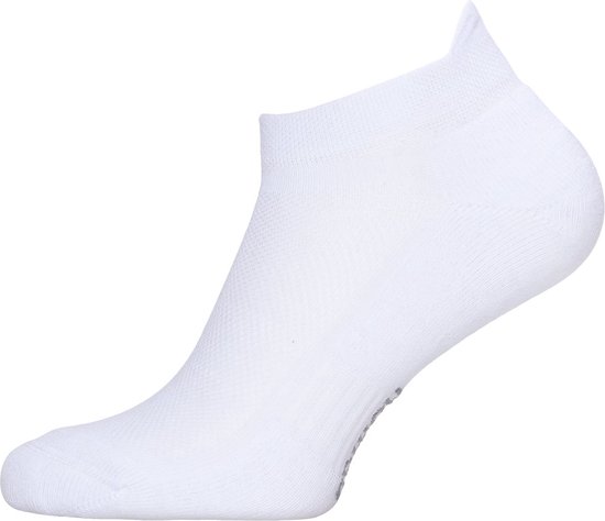 Chaussette blanche courte avec bout plat et talon formé.