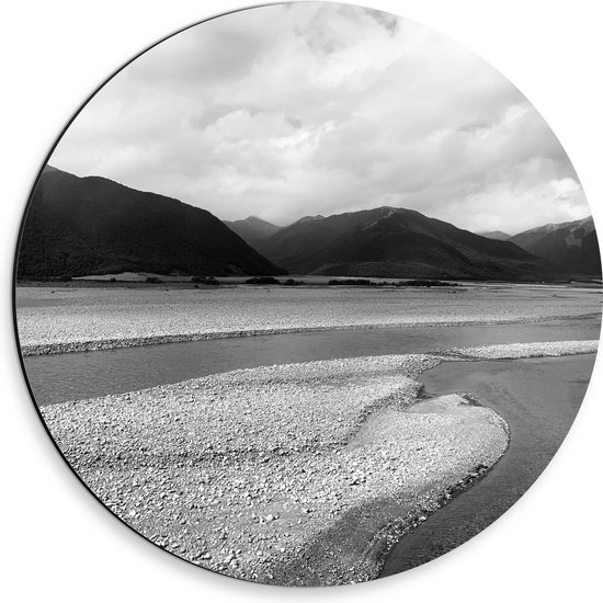 Dibond Muurcirkel - Stenen - Water - Bergen - Wolken - Zwart - Wit - 30x30 cm Foto op Aluminium Muurcirkel (met ophangsysteem)