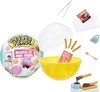 foto van MGA's Miniverse - S2 - Verzamelbare minigerechten – Thema Café Serie 2 - Miniatuur Bouwpakket Volwassenen en kinderen – Knutselen – DIY – Hobbypakket – Knutselpakket