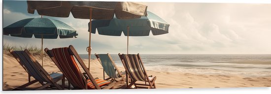 Dibond - Strandstoelen en Parasols op het Strand op Bewolkte Dag - 120x40 cm Foto op Aluminium (Wanddecoratie van metaal)