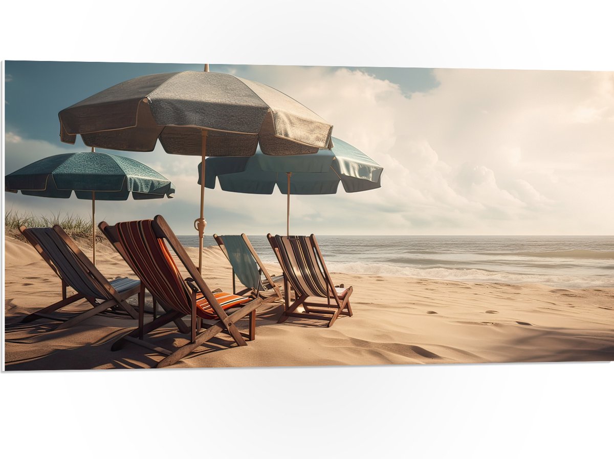 PVC Schuimplaat- Strandstoelen en Parasols op het Strand op Bewolkte Dag - 100x50 cm Foto