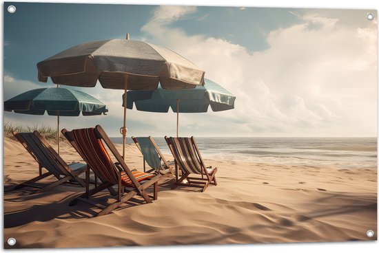 Tuinposter – Strandstoelen en Parasols op het Strand op Bewolkte Dag - 105x70 cm Foto op Tuinposter (wanddecoratie voor buiten en binnen)
