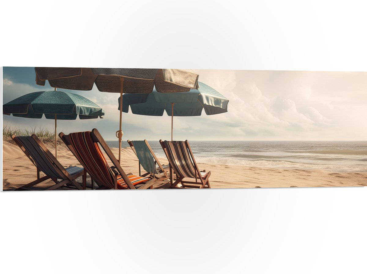 PVC Schuimplaat- Strandstoelen en Parasols op het Strand op Bewolkte Dag - 120x40 cm Foto