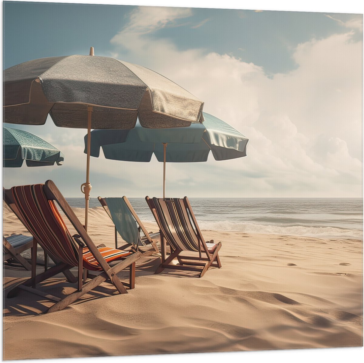 Vlag - Strandstoelen en Parasols op het Strand op Bewolkte Dag - 100x100 cm Foto op Polyes