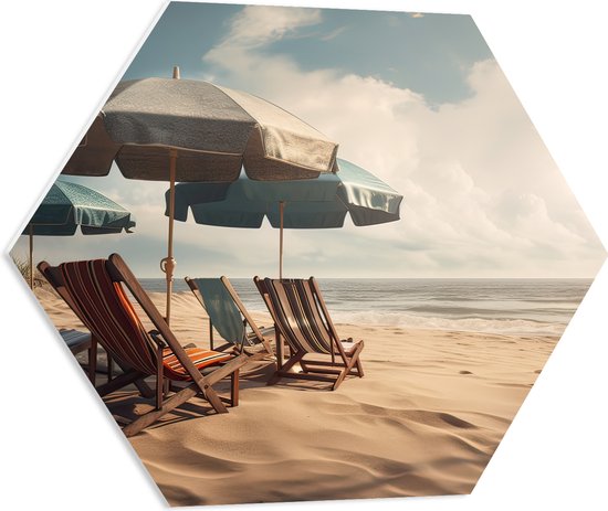PVC Schuimplaat Hexagon - Strandstoelen en Parasols op het Strand op Bewolkte Dag - 60x52.2 cm Foto op Hexagon (Met Ophangsysteem)