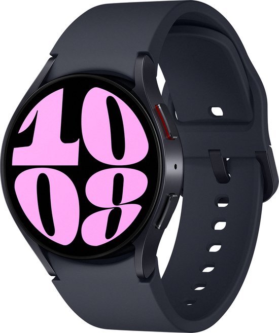 Samsung Galaxy Watch6 in grafietkleur, gedraaid, met een zwarte band en een roze wijzerplaat met grote cijfers.
