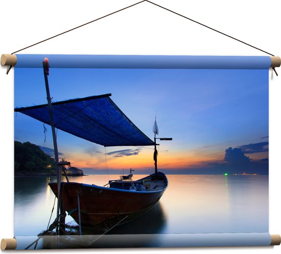 Textielposter - Aangemeerde Vissersboot op Kalm Water tijdens Zonsondergang - 60x40 cm Foto op Textiel