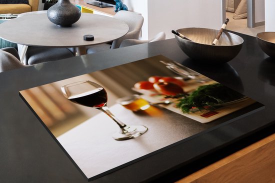 KitchenYeah® Inductie beschermer 81x52 cm - Lekkere rode wijn met groenten - Kookplaataccessoires - Afdekplaat voor kookplaat - Inductiebeschermer - Inductiemat - Inductieplaat mat