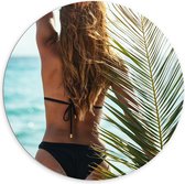 Dibond Muurcirkel - Achteraanzicht van Vrouw in Bikini aan Zee met Palmblad - 100x100 cm Foto op Aluminium Muurcirkel (met ophangsysteem)