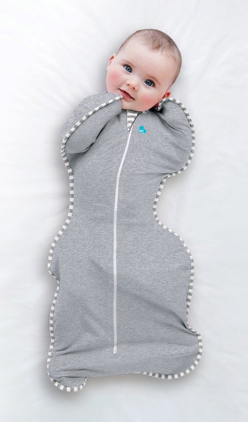 Baby in grijze Love to Dream™ Swaddle Up™ met witte strepen, armen omhoog.