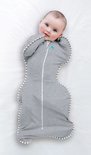 Baby in grijze Love to Dream™ Swaddle Up™ met witte strepen, armen omhoog.