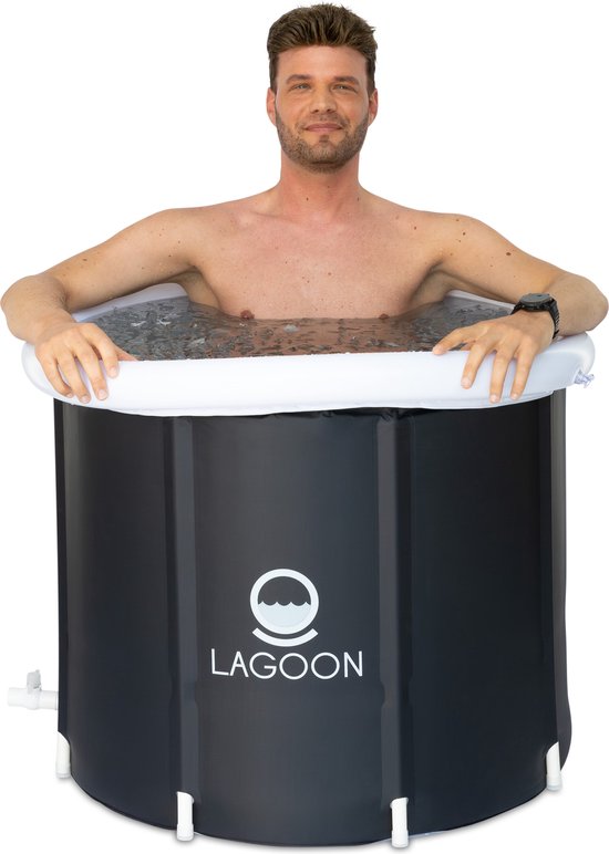 Man in een zwart, opvouwbaar bad met witte opblaasrand, gevuld met water en ijs, op een witte achtergrond.