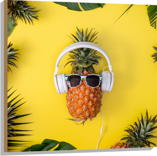 Hout - Ananas met Witte Headset op Felgele Achtergrond - 80x80 cm - 9 mm dik - Foto op Hout (Met Ophangsysteem)