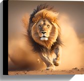 Canvas - Aanstormende Mannetjes Leeuw door het Afrikaanse Landschap - 30x30 cm Foto op Canvas Schilderij (Wanddecoratie op Canvas)