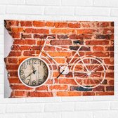 Muursticker - Witte Fiets met Klok aan Bakstenen Muur - 80x60 cm Foto op Muursticker