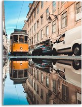 Acrylglas - Gele Tram rijdend door Italiaans Dorpje - 30x40 cm Foto op Acrylglas (Wanddecoratie op Acrylaat)