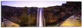 Dibond - Pad langs Rotsen met Watervallen - 60x20 cm Foto op Aluminium (Met Ophangsysteem)