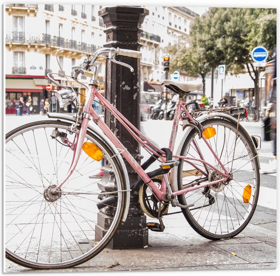 PVC Schuimplaat- Roze Fiets Geparkeerd in Franse Stad - 50x50 cm Foto op PVC Schuimplaat