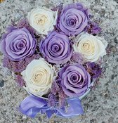 Wit en lila longlife rozen in flowerbox /4 lila en 3 witte gestabiliseerde rozen combineert met fijne droogbloemen/ cadeau / geschenk voor elke gelegenheden.