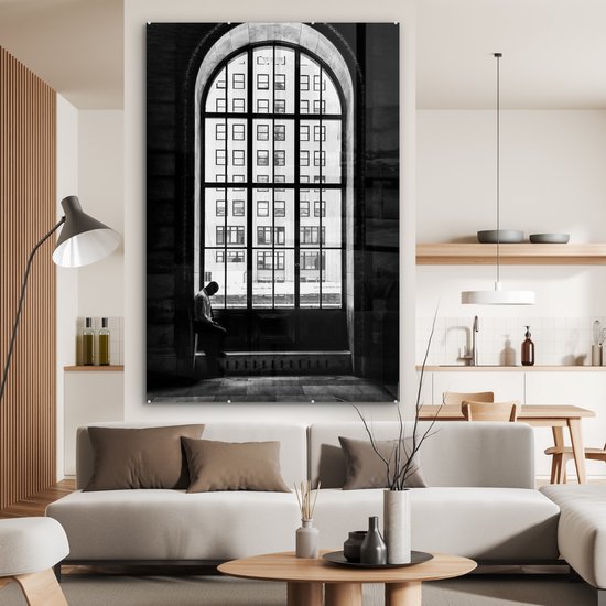 Peinture sur verre - Homme - Fenêtre - Architecture - Zwart - Wit - Peinture sur verre - 100x150 cm - Décoration murale - Photo sur verre
