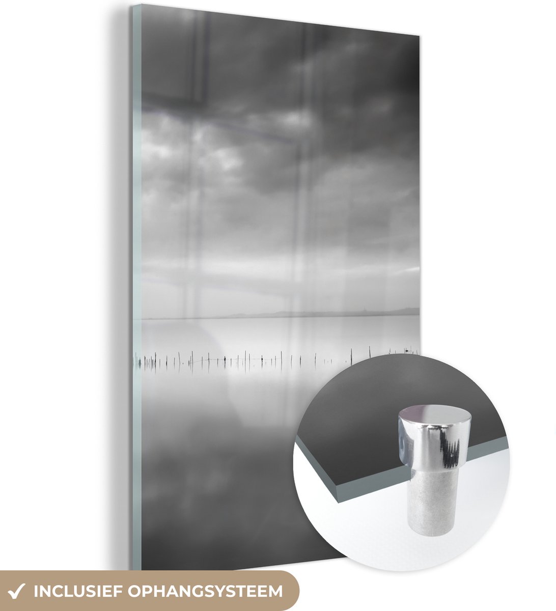 Glasschilderij - Water - Palen - Zwart - Wit - Schilderij glas - Foto op glas - 80x120 cm 