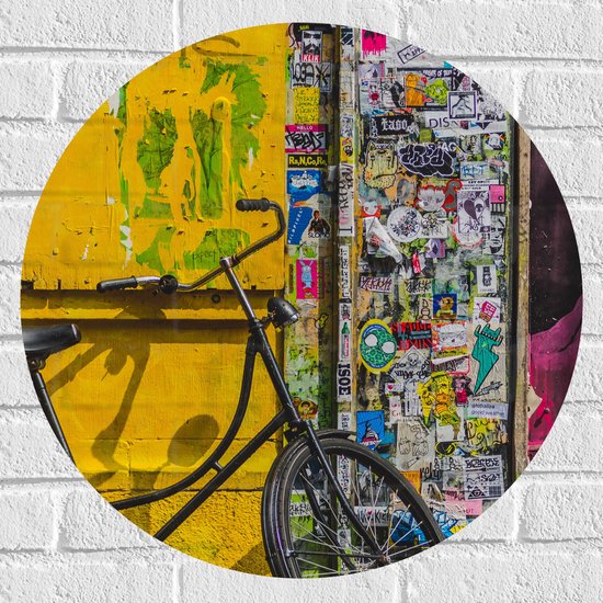 Muursticker Cirkel - Zwarte Fiets Geparkeerd bij Graffiti Muur - 60x60 cm Foto op Muursticker