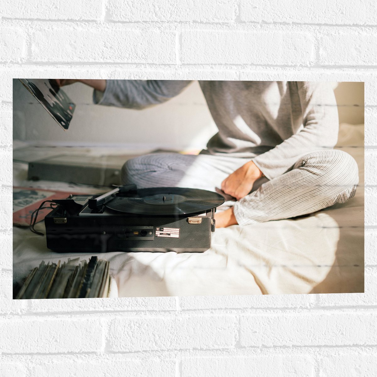 Muursticker - Vrouw bij Platenspeler op Bed - 60x40 cm Foto op Muursticker