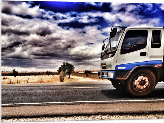 Acrylglas - Blauw met Witte Truck Rijdend over Weg - 80x60 cm Foto op Acrylglas (Wanddecoratie op Acrylaat)