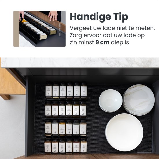 Boven: Hand trekt lade met kruidenorganizer uit. Onder: Lade met kruidenpotjes, schalen en borden.