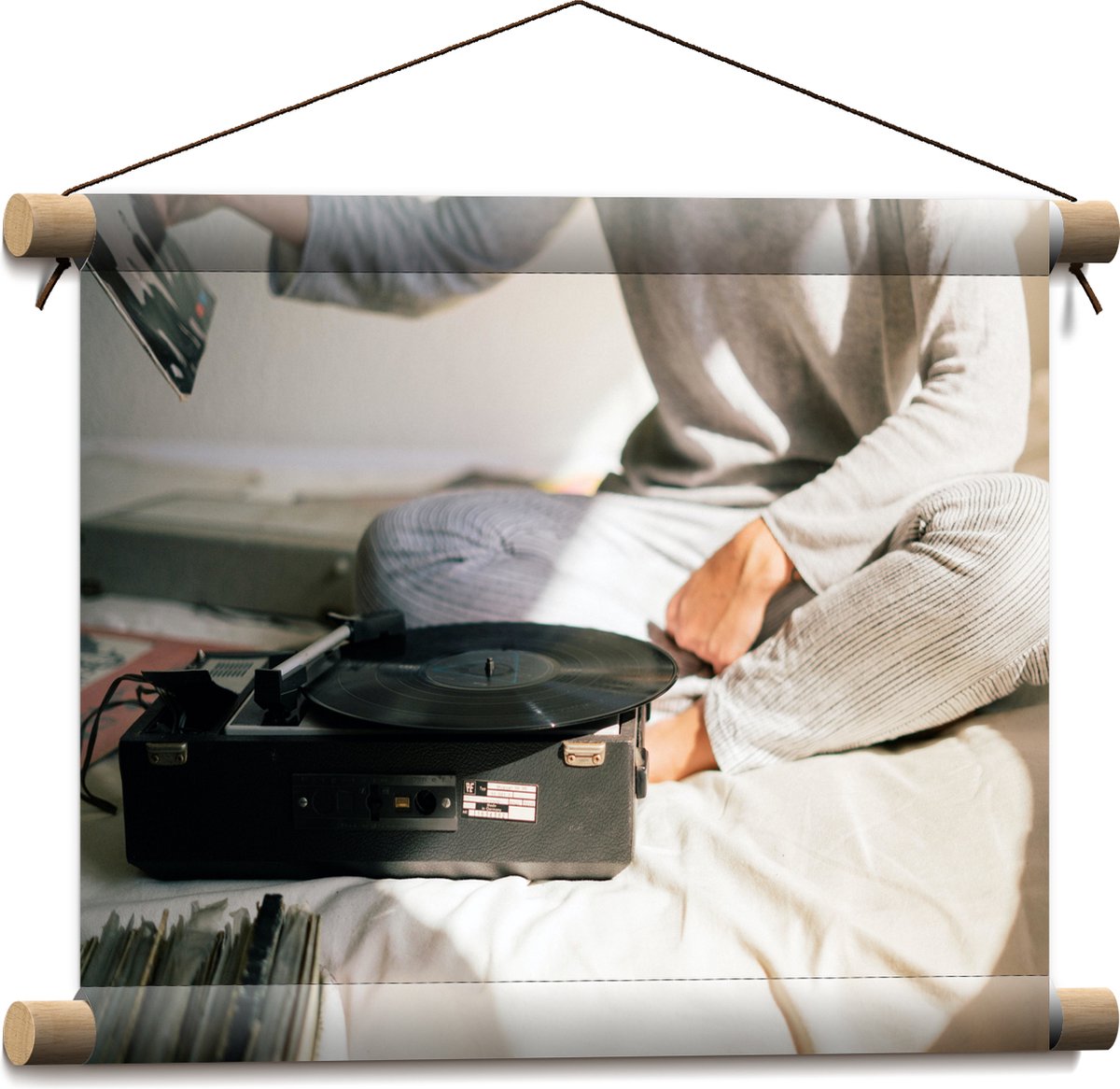 Textielposter - Vrouw bij Platenspeler op Bed - 40x30 cm Foto op Textiel