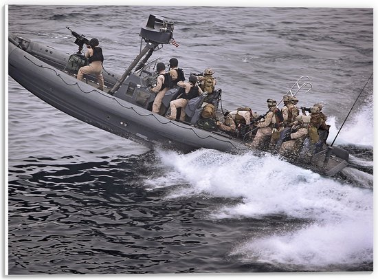 PVC Schuimplaat - Soldaten in Sneller Legerboot over het Water - 40x30 cm Foto op PVC Schuimplaat (Met Ophangsysteem)