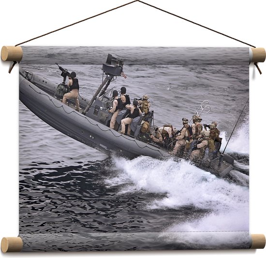 Legerboot Textielposter - Soldaten in Sneller Legerboot over het Water - 40x30 cm ...