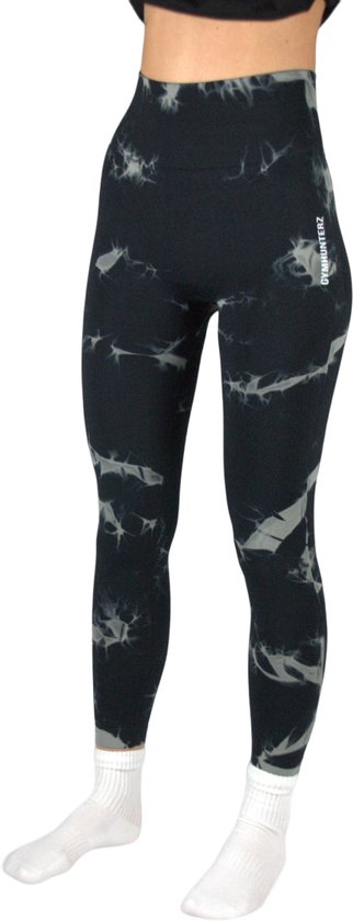 Zwarte sportlegging met grijs tie-dye patroon, hoge taille, Gymhunterz logo en witte sokken.