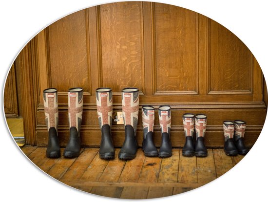 PVC Schuimplaat Ovaal - Laarzen op Rij met Engelandse Vlag - 80x60 cm Foto op Ovaal (Met Ophangsysteem)