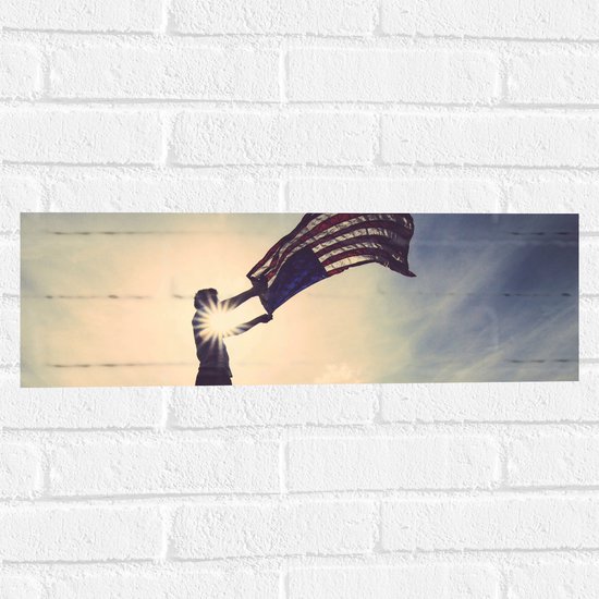 Muursticker - Man met Wapperende Amerikaanse Vlag - 60x20 cm Foto op Muursticker
