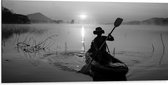 Dibond - Man met Hoed in Kano op het Meer (Zwart-wit) - 100x50 cm Foto op Aluminium (Wanddecoratie van metaal)