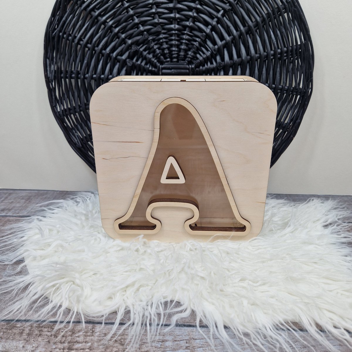 Houten spaarpot - Letter - Spaarpot - letter A - geschenk - kerst - communie - verjaardag - vormsel - geboorte - origineel - uniek - doopsuiker - presentatie - kraam - cadeau - kinderkamer - babykamer - baby - kind - lentefeest