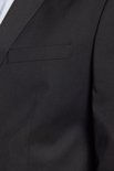 Detailopname van de revers en borstzak van een zwarte Jack & Jones blazer.