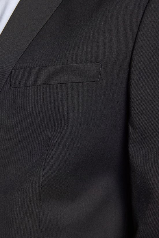 Detailopname van de revers en borstzak van een zwarte Jack & Jones blazer.