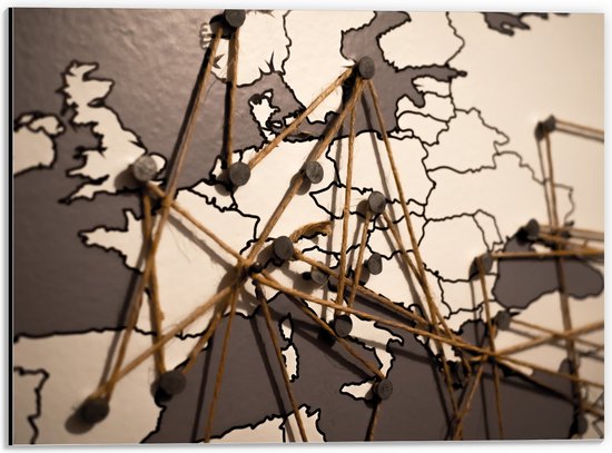 Dibond - Kaart van Europa met Spijkers en Touwen - 40x30 cm Foto op Aluminium (Met Ophangsysteem)