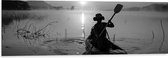 Dibond - Man met Hoed in Kano op het Meer (Zwart-wit) - 120x40 cm Foto op Aluminium (Wanddecoratie van metaal)