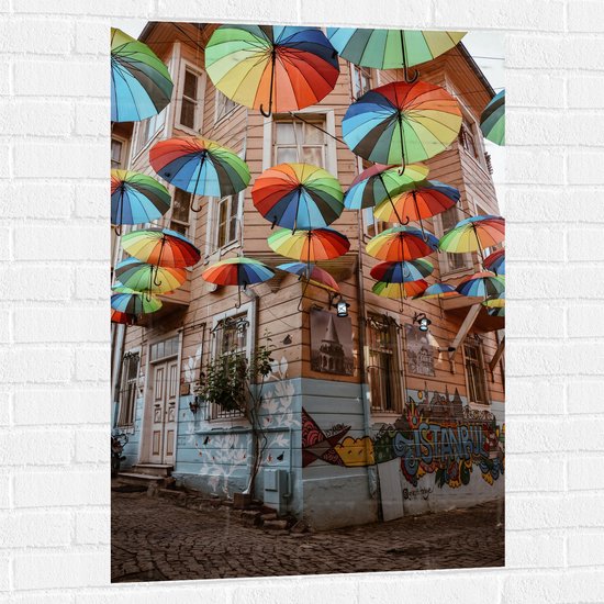 Muursticker - Plafond van Kleurrijke Paraplu's in Dorpssystraat - 70x105 cm Foto op Muursticker