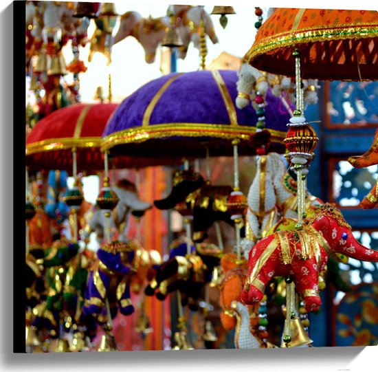 Canvas - Traditionele Olifantjes aan Lampionnen op Buitenlandse Diwali Markt - 60x60 cm Foto op Canvas Schilderij (Wanddecoratie op Canvas)