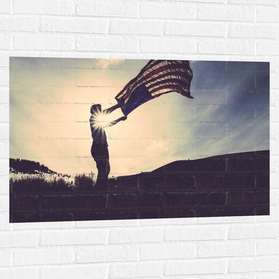 Muursticker - Man met Wapperende Amerikaanse Vlag - 105x70 cm Foto op Muursticker