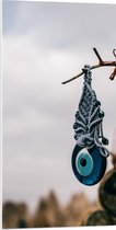 PVC Schuimplaat- Nazar Amulet Hangend aan Smalle Tak - 50x100 cm Foto op PVC Schuimplaat