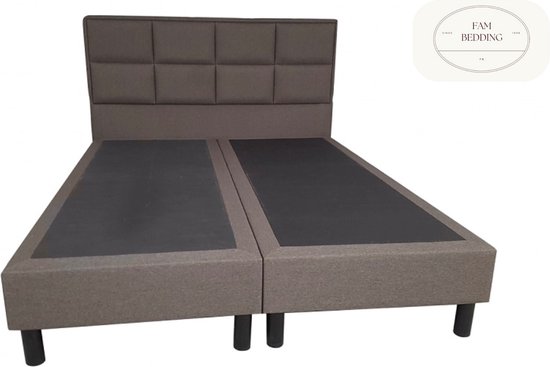 Bruine boxspring met hoofdbord met vierkante kussens, bestaande uit twee delen.