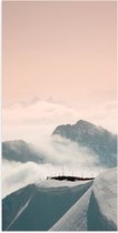 Poster Glanzend – Bergen - Sneeuw - Wolken - Wit - 50x100 cm Foto op Posterpapier met Glanzende Afwerking